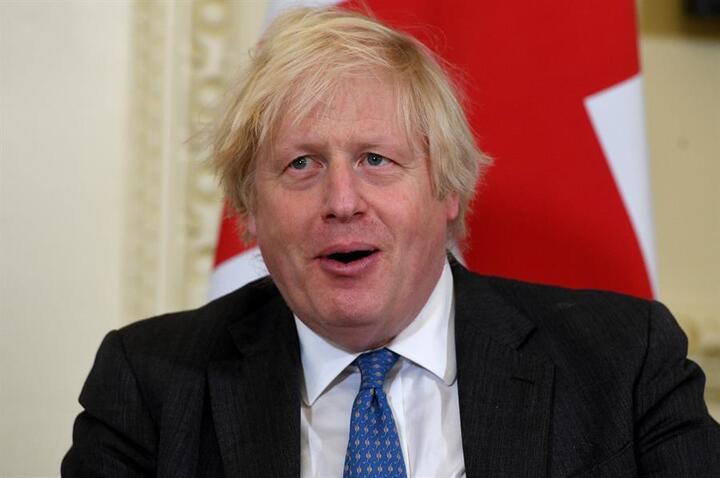 Qué extraña reunión de trabajo: filtran foto del primer ministro de Reino Unido carreteando en su oficina en plena pandemia con alcohol y gorritos de navidad incluido