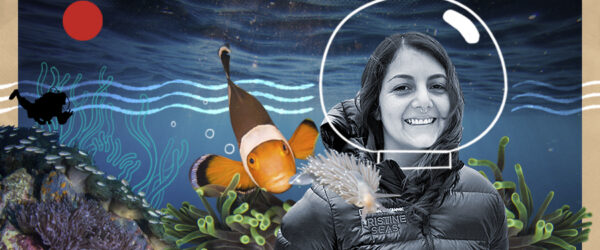 La imagen muestra a Catalina Velasco frente a un collage del océano, con pescados, algas y más