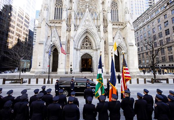 Despiden a actriz en Nueva York por ácido comentario sobre funeral de un policía