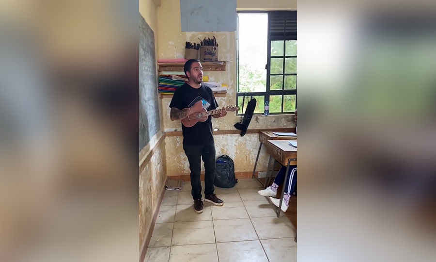 VIDEO: Profesor chileno en Kenia le enseñó "El baile de los que sobran" a sus estudiantes