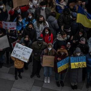 La imagen muestra a manifestantes pidiendo el fin de la guerra en Ucrania