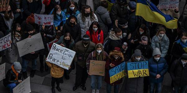 La imagen muestra a manifestantes pidiendo el fin de la guerra en Ucrania