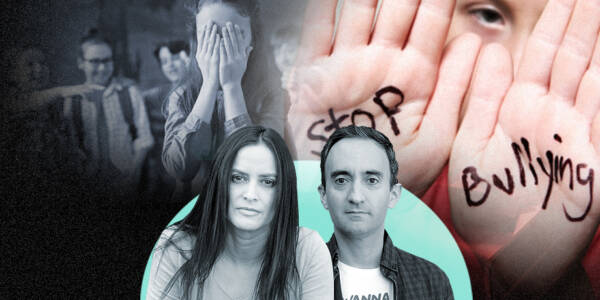 La imagen muestra a Evanyely Zamorano y Emanuel Pacheco frente a una foto en contra del bullying,