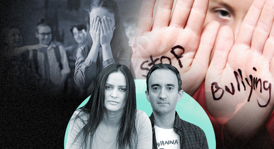 La imagen muestra a Evanyely Zamorano y Emanuel Pacheco frente a una foto en contra del bullying,