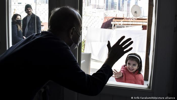 Kayasan saluda a su nieta desde su aislamiento en Estambul.