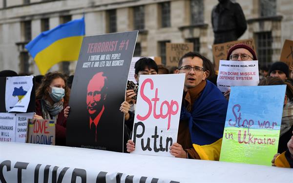 La imagen muestra a manifestantes en contra de la invasión a Ucrania