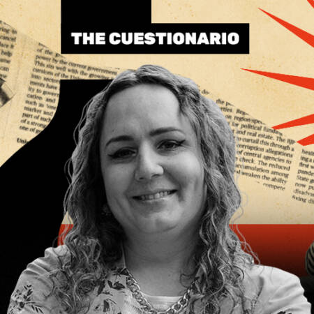 La imagen muestra a Alessia Injoque frente a un collage de The Cuestionario