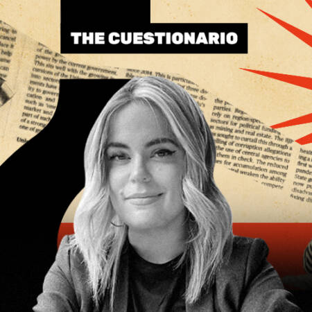 La imagen muestra a Carmen Tuitera frente a un collage de The Cuestionario