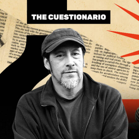 La imagen muestra al poeta Elicura Chihuailaf frente a un collage característico de The Cuestionario