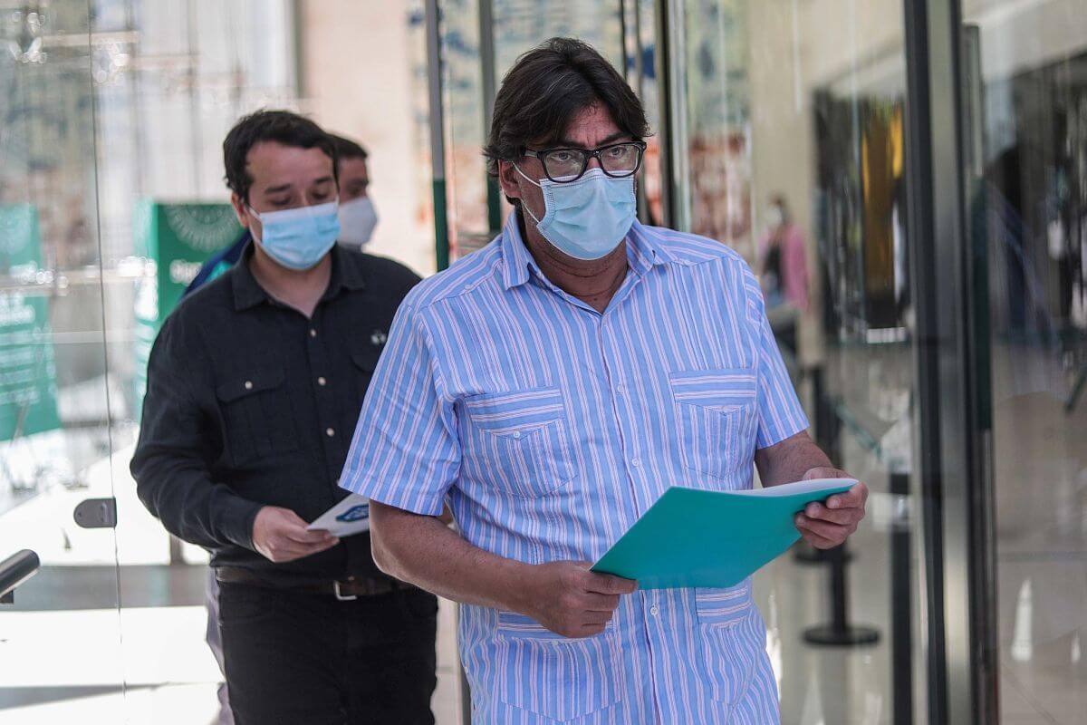 Imagen de Daniel Jadue camiando con un documento en la mano. JAdue se negó a la posibilidad de retornar a clases presenciales en Recoleta