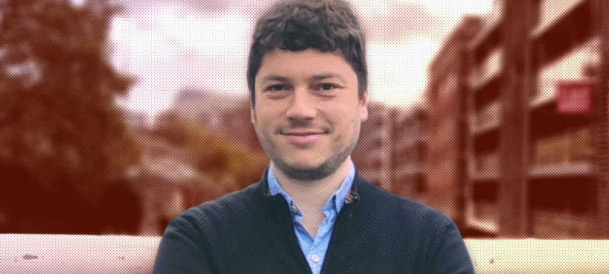 La imagen muestra a Noam Titelman, quien habla del gobierno de Boric