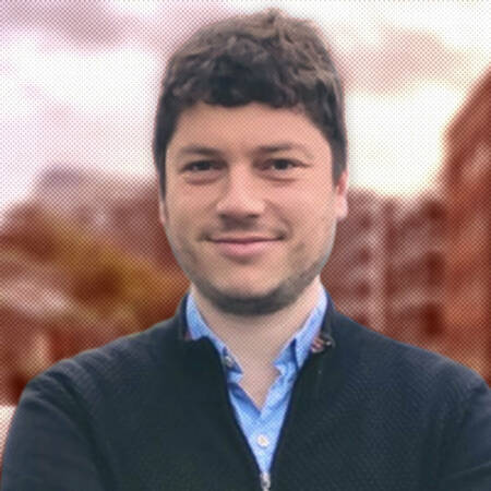 La imagen muestra a Noam Titelman, quien habla del gobierno de Boric