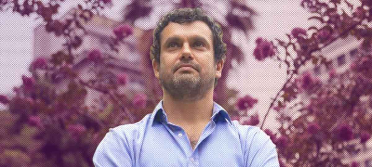 La imagen muestra a Jaime Bassa, ex vicepresidente de la constituyente mirando hacia arriba.