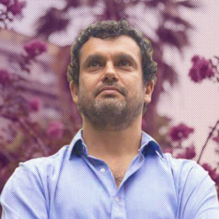 La imagen muestra a Jaime Bassa, ex vicepresidente de la constituyente mirando hacia arriba.