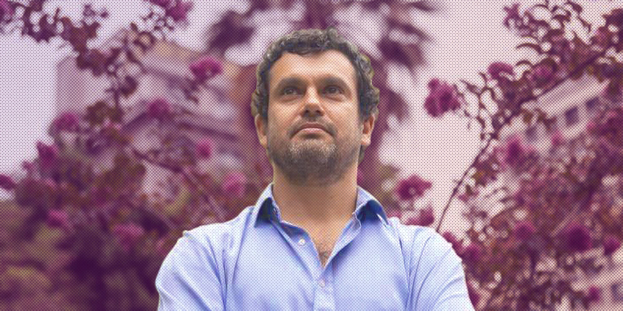 La imagen muestra a Jaime Bassa, ex vicepresidente de la constituyente mirando hacia arriba.