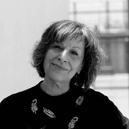 La socióloga María Emilia Tijoux mira hacia la cámara en una fotografía en blanco y negro.
