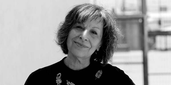 La socióloga María Emilia Tijoux mira hacia la cámara en una fotografía en blanco y negro.