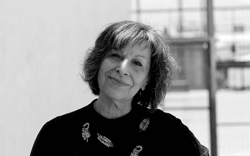 La socióloga María Emilia Tijoux mira hacia la cámara en una fotografía en blanco y negro.