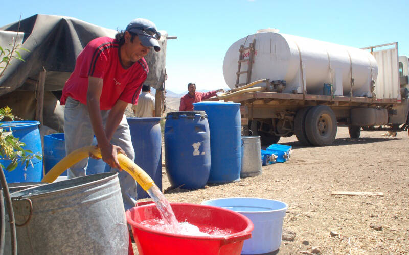 Estudio destapa negocio de camiones aljibe en Petorca: empresarios agrícolas son los mismos que venden el agua