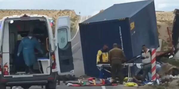 Chofer ebrio volcó camión que transportaba migrantes a Iquique