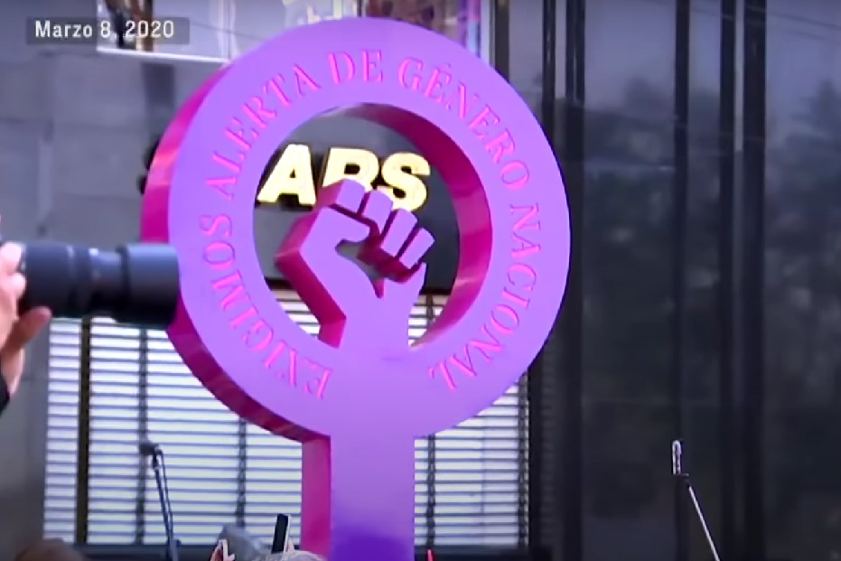 Académica de derecho internacional dispara contra El Mercurio por entrevistar hombres en áreas que no les competen