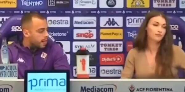VIDEO. El lascivo gesto de un jugador de la Fiorentina a periodista del club