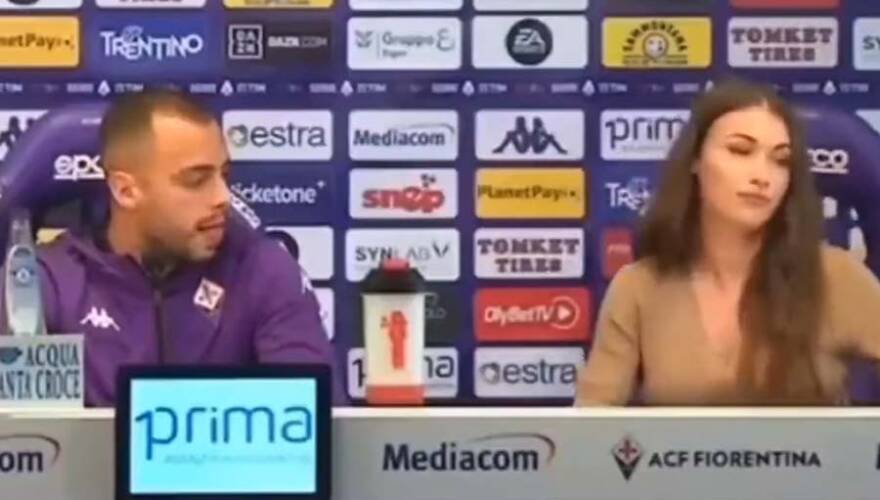VIDEO. El lascivo gesto de un jugador de la Fiorentina a periodista del club