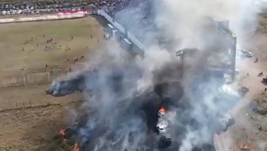 Hinchas en Paraguay provocan incendio en alrededores de un estadio durante un partido amateur