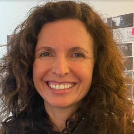La imagen muestra a Marcela Said sonriendo a la cámara