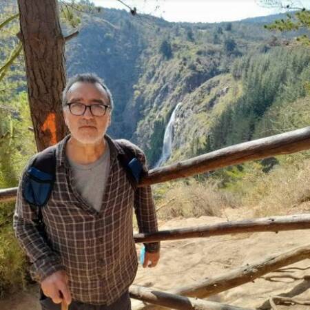 La foto muestra a Marcelo Mellado frente a un paisaje
