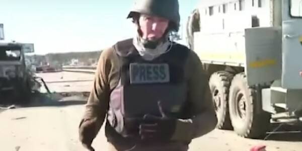 VIDEO. El escalofriante momento en el que un reportero de CNN se da cuenta de que está agachado al lado de una granada