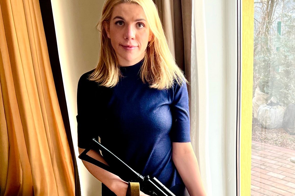 "Hace días esto jamás hubiese pasado por mi mente": parlamentaria ucraniana se arma para defender a su país