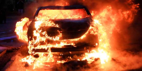 Puerto Montt: queman auto de aplicación de viajes para evitar pagar