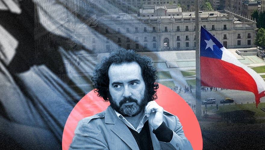 La imagen muestra a Rafael Gumucio frente a la bandera de Chile