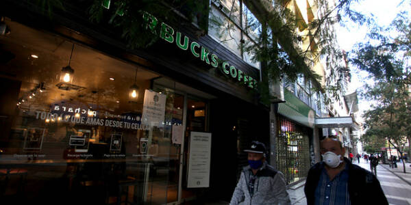 Exempleados se lanzan contra Starbucks: aseguran que los despidieron para "asustar a quienes quieren sindicalizarse"
