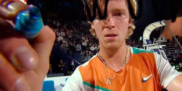 VIDEO. El mensaje que dejó un tenista ruso en una cámara de televisión