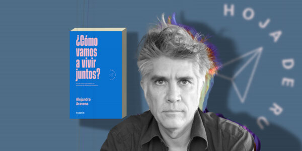 La imagen muestra a Alejandro Aravena frente al libro "cómo vamos a vivir juntos"