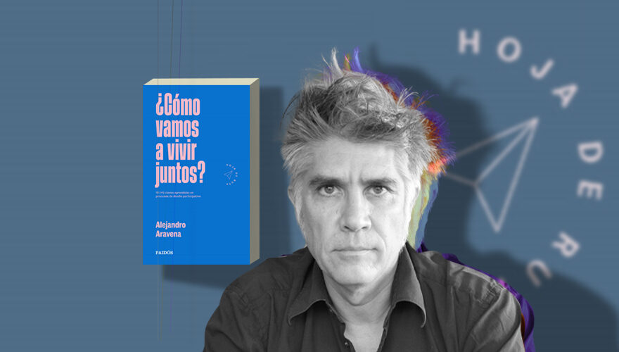 La imagen muestra a Alejandro Aravena frente al libro "cómo vamos a vivir juntos"