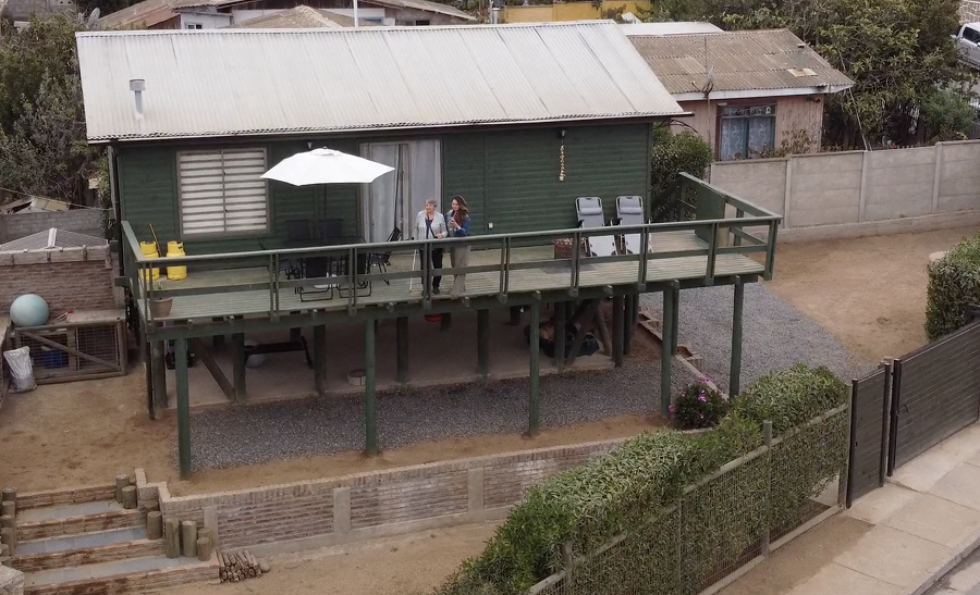 Por enfermedad de Parkinson: Familia sortea casa de palafito en El Quisco