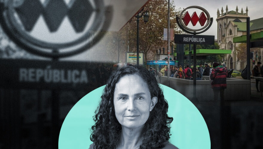 La imagen muestra a Carolina del Campo en las calles frente al metro república