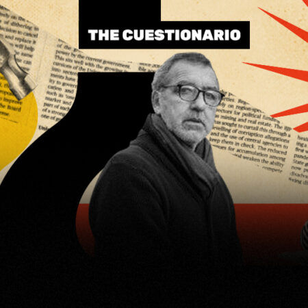 La imagen muestra a Marcelo Mellado frente a la gráfica de The Cuestionario