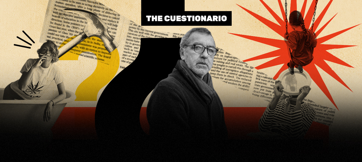 La imagen muestra a Marcelo Mellado frente a la gráfica de The Cuestionario
