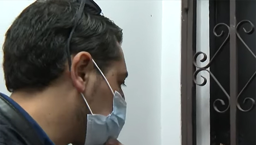 "Qué andai grabando CTM": residente de departamento destruido por turba amenazó con romper cámaras a TVN