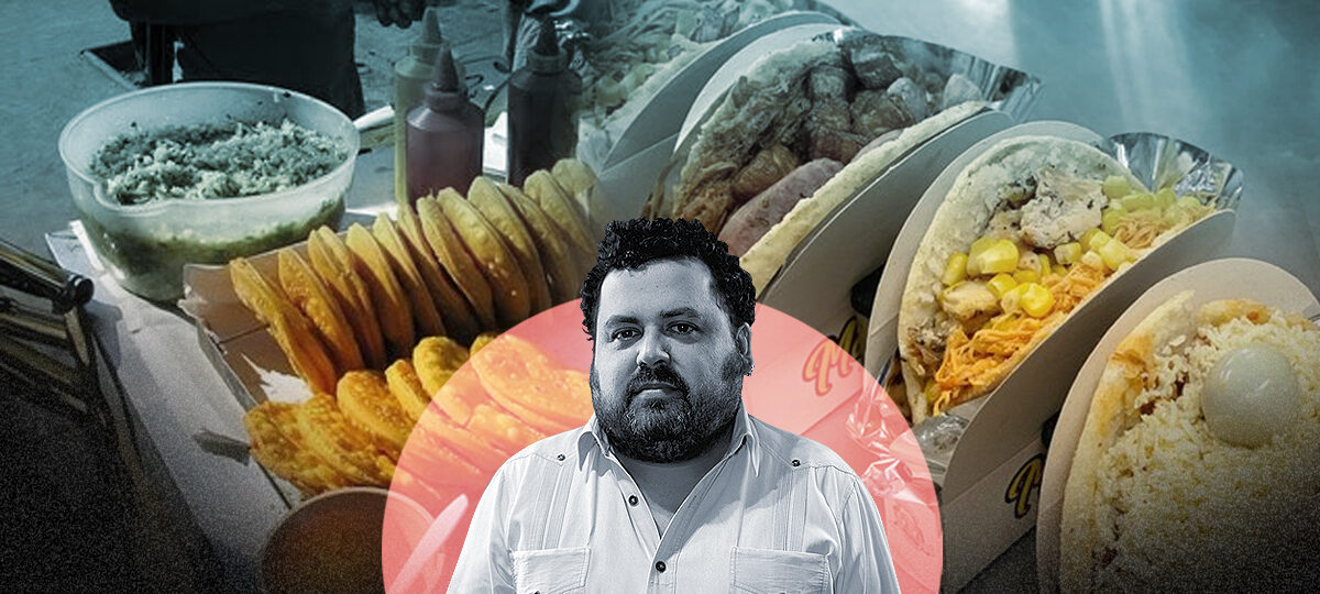 La imagen muestra a Alvaro Peralta frente a carritos de comida callejera