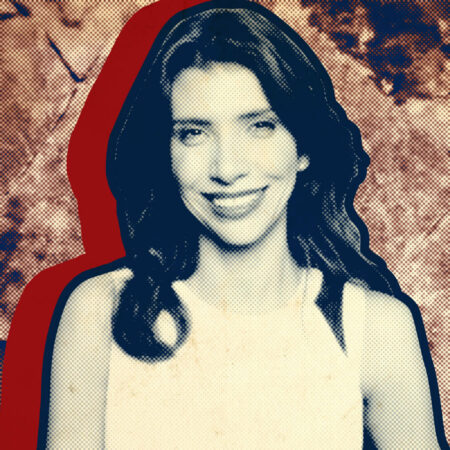 La imagen muestra a Alejandra Mustakis frente a un fondo de entrevista canalla