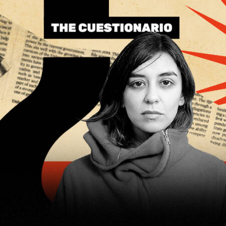 La imagen muestra a María José Viera-Gallo frente a la gráfica de The Cuestionario