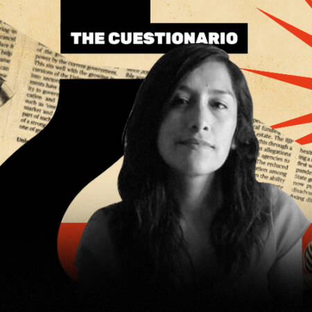 La imagen muestra a Arelis Uribe frente a la gráfica de The Cuestionario