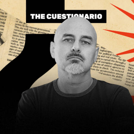 La imagen muestra a López-Aliaga frente a un fondo clásico de the cuestionario