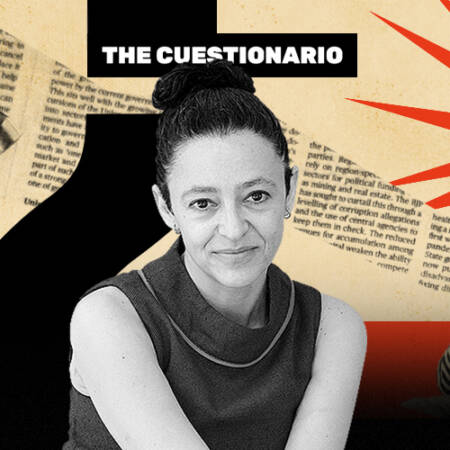 La imagen muestra a Lina Meruane frente a una gráfica de the cuestionario
