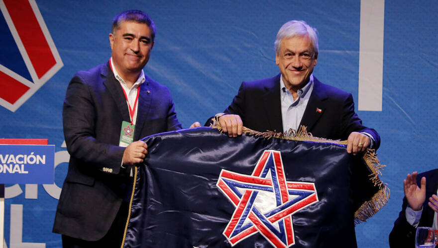 Mario Desbordes y Sebastián Piñera sosteniendo la bandera de Renovación Nacional en 2018